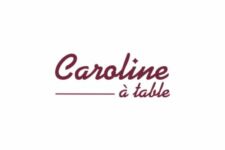 Photo de CAROLINE A TABLE Photo de CAROLINE A TABLE